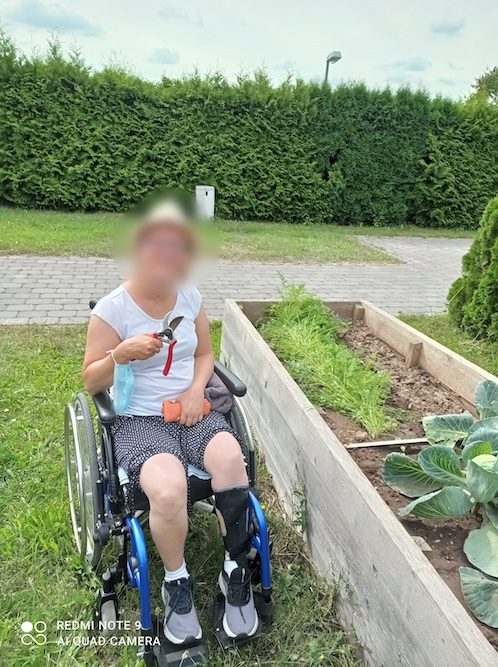 Hier siehst du meine Klientin bei der Gartenarbeit.
