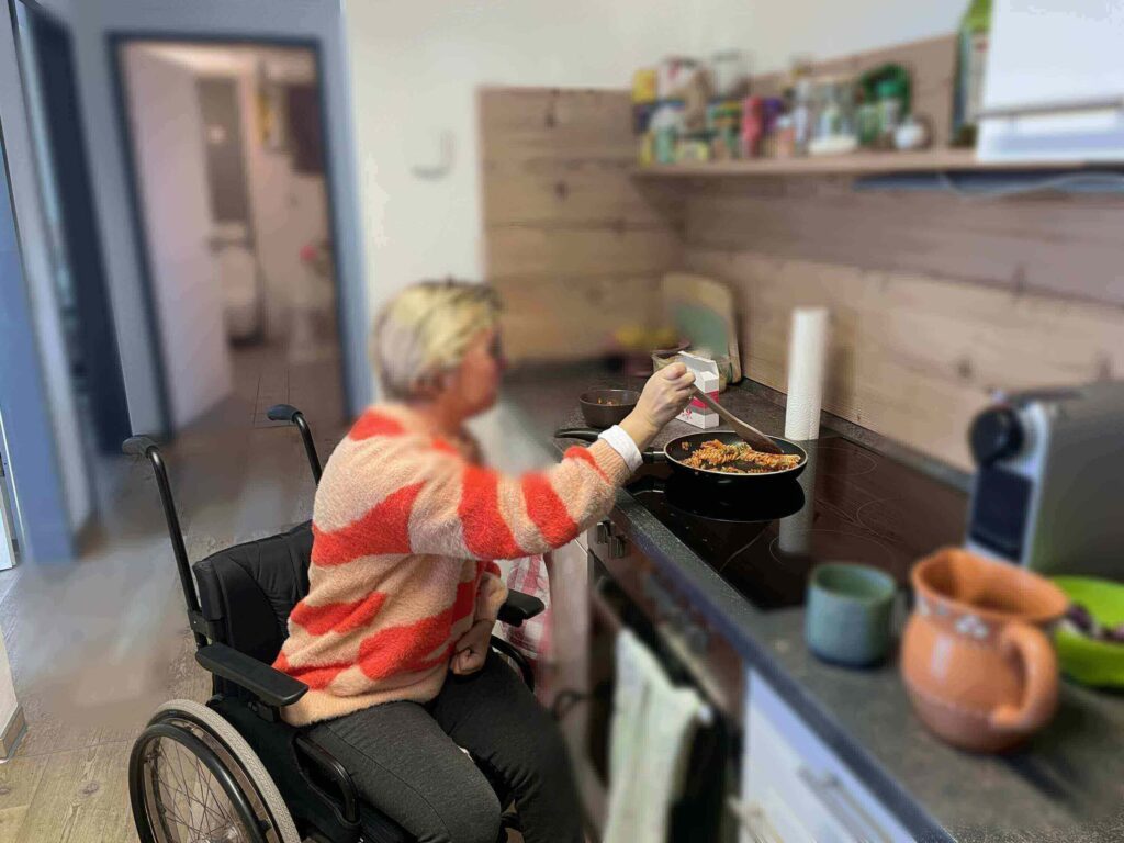 Hier siehst du meine Klientin beim Kochen.