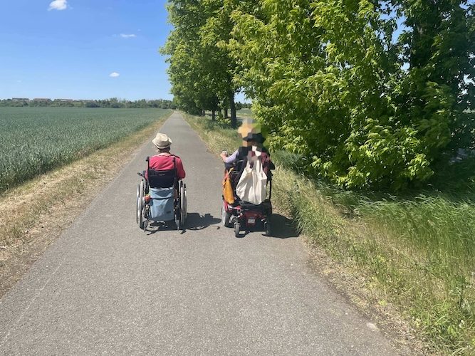 Hier siehst du meine Klientin mit einer Freundin gemeinsam im Rollstuhl.