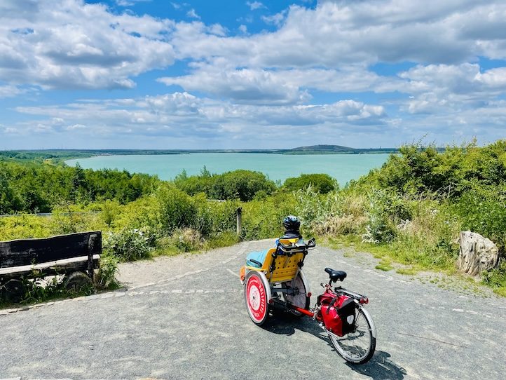 Hier siehst du meine Klientin im Rollfiets auf einer Runde um den See.