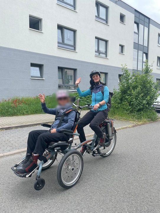 Hier siehst du meine Klientin unterwegs im Rollfiets.