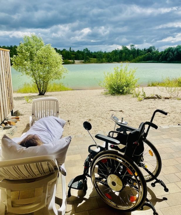 Hier siehst du ein Bild von meiner Klientin im Urlaub am See.